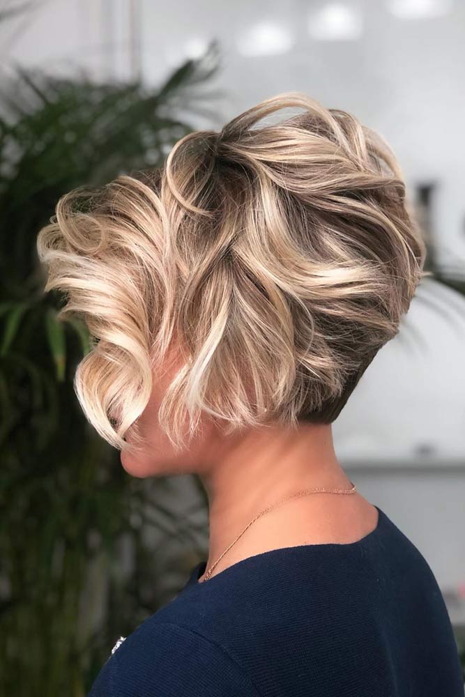 Wavy Long Pixie With Blonde Highlights #shorthaircuts #shorthairstyles #shorthair #haircuts
