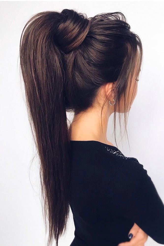 Peinado de quinceañera 2023: ponytail alto y liso