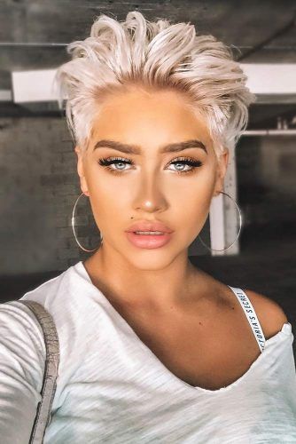 Swept Back Blonde Layered Pixie Haircut #shorthaircuts #pixiecut #layeredpixie