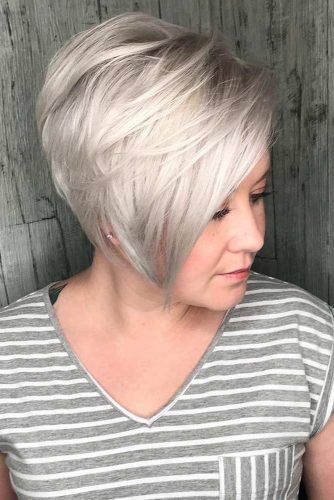 Long Platinum Piie With Side Swept Bang #shorthaircuts #pixiecut #sidebang #platinumblonde