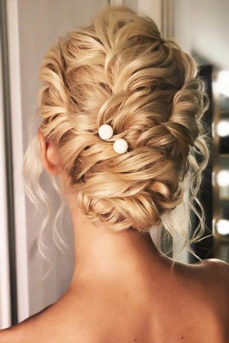 Low Buns With Pearls Messy #updo #weddinghairstyles