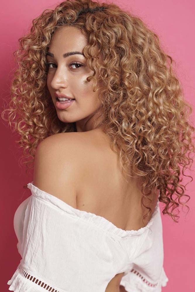 Medium Messy Curly Hair Caramel #curlyhair #curlyhairstyles