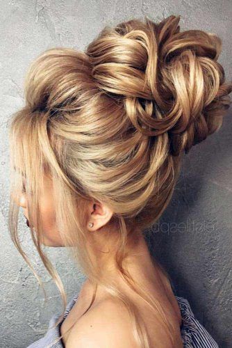 High Bun Hairstyles Wavy #updo #bun #wavyhair