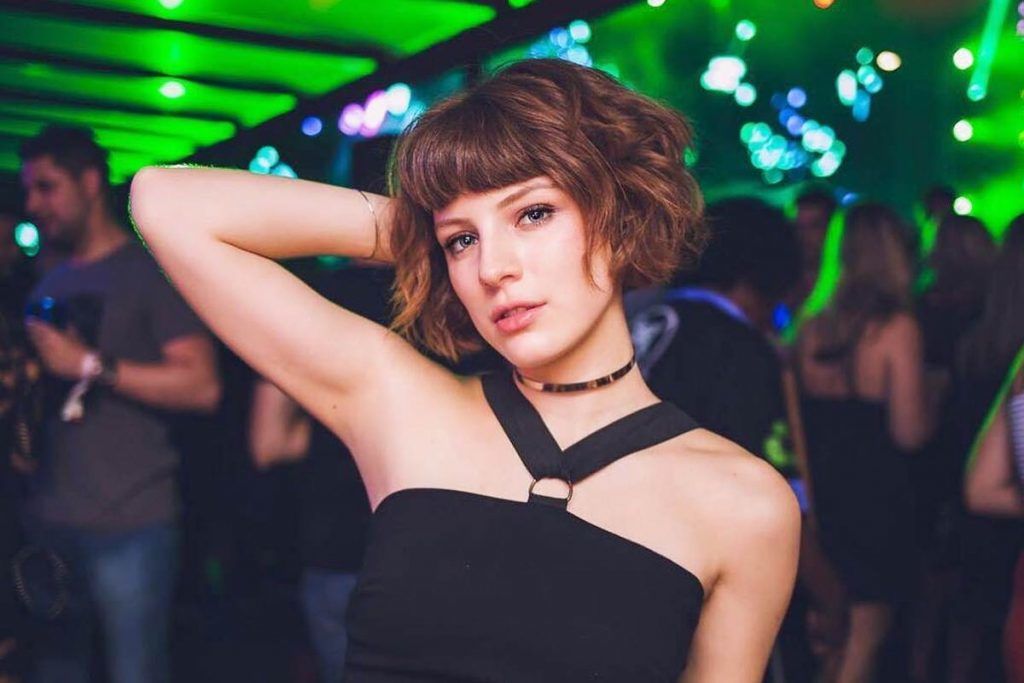 Not Only Hairstylists Know How To Cut Bangs