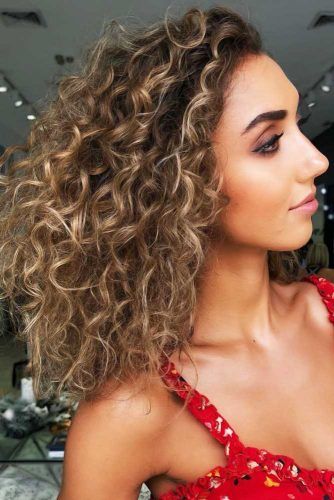Curly Medium Length Hairstyle #faceshapehairstyles #diamondfaceshape