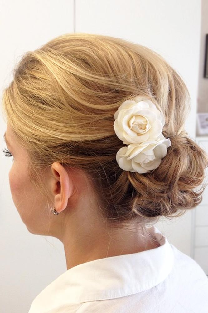 Delicado moño desordenado con flores #hairbun #shorthair #bunhairstyles #hairstyles #blondehair