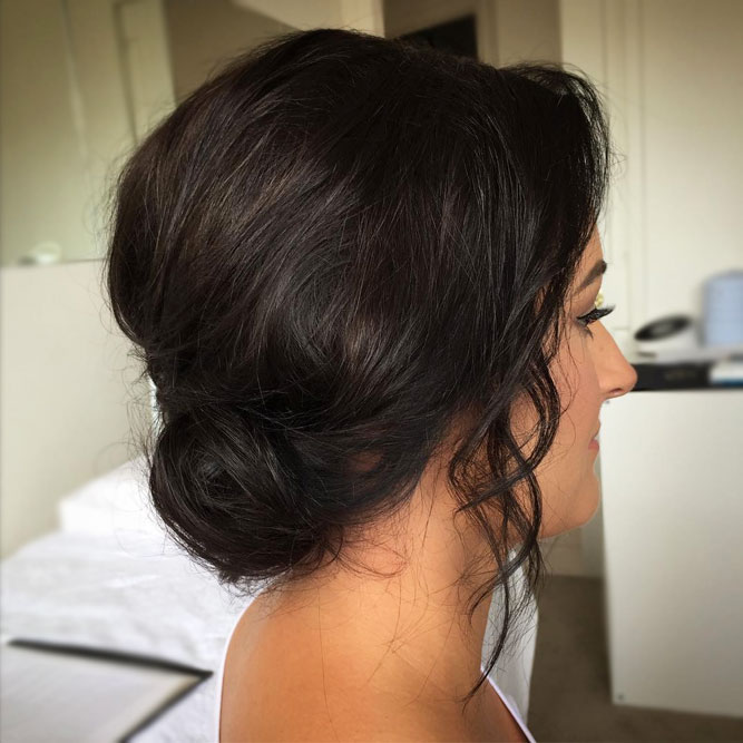 Moño bajo pequeño y desordenado para una cita #hairbun #shorthair #bunhairstyles #hairstyles #blackhair