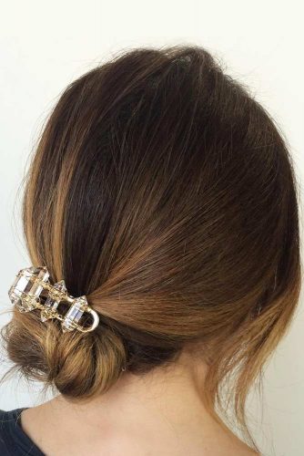 Cute Loose Side Bun With Hair Clip #hairbun #shorthair #bunhairstyles #hairstyles #caramelombre