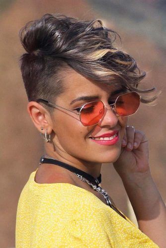 Asymmetrical Wavy Pixie With Shaved Side #asymmetricalpixie #shorthair #pixiehaircut #haircuts