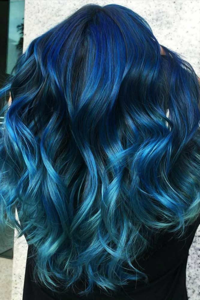 menambahkan warna turquoise yang terang sebagai pelengkap rambut balayage biru gelap