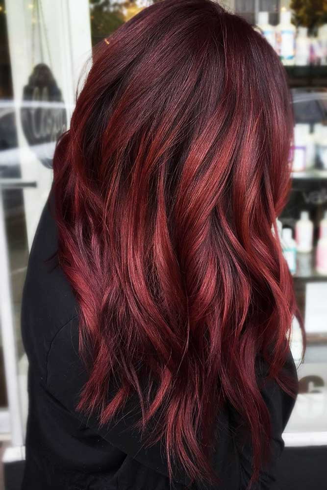 Cheveux rouge foncé luxueux choisissez le bon ton pour votre teint