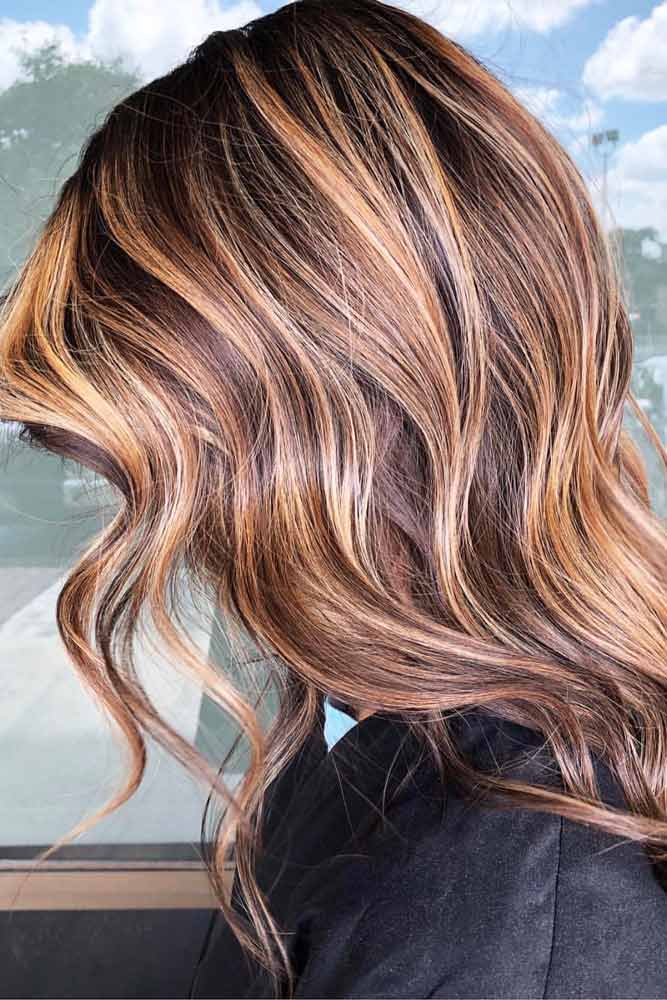 Middle Parted Wavy Feathered Hair #featheredhair #featheredhaircuts #haircuts #longhair