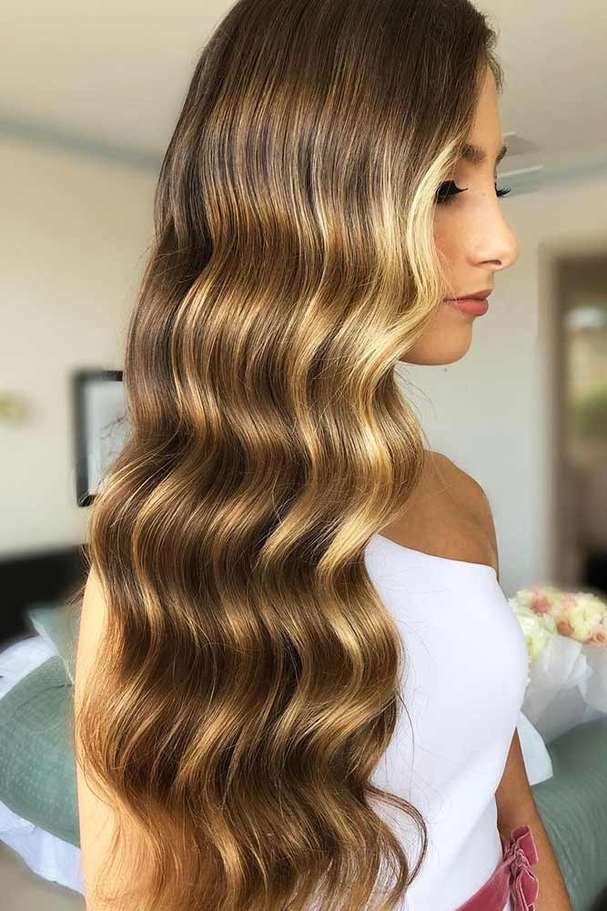 Couleur de cheveux blonde miel doux et riche pour ajouter un peu de