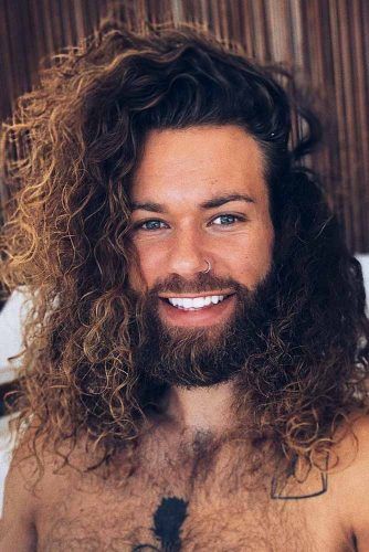 Big Jewfro Hairstyle With Defined Curls #jewfrohairstyles #menhairstyles