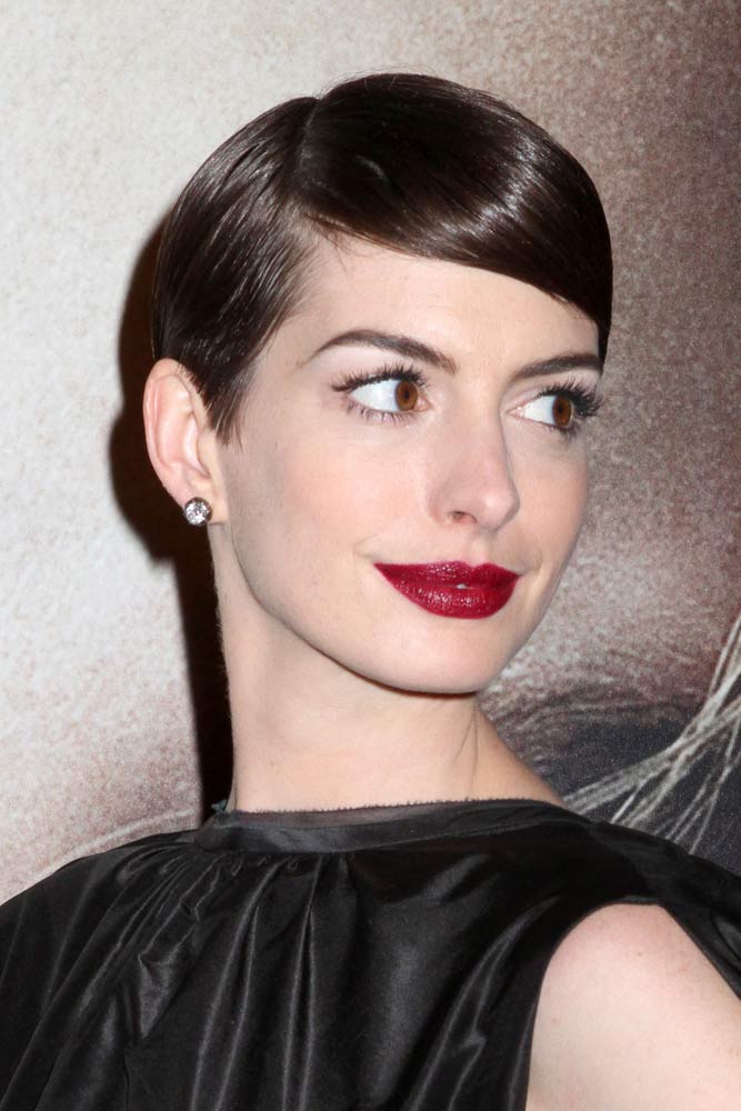 Sleek Side Parted Pixie #annehathaway #shorthair #pixiehaircut #hairstyles 