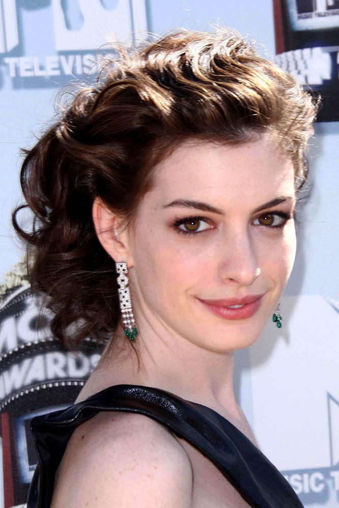 Wavy Medium Bob #annehathaway #shorthair #pixiehaircut #hairstyles 