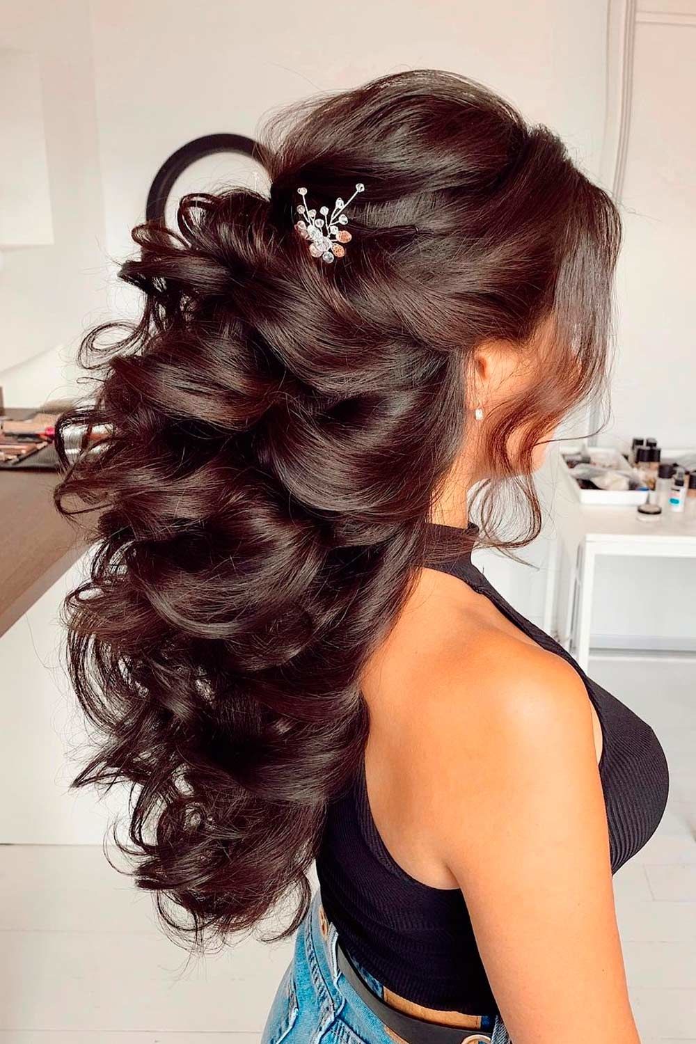 Glamorous prom hairstyles for thin hair - the secret is in the volume