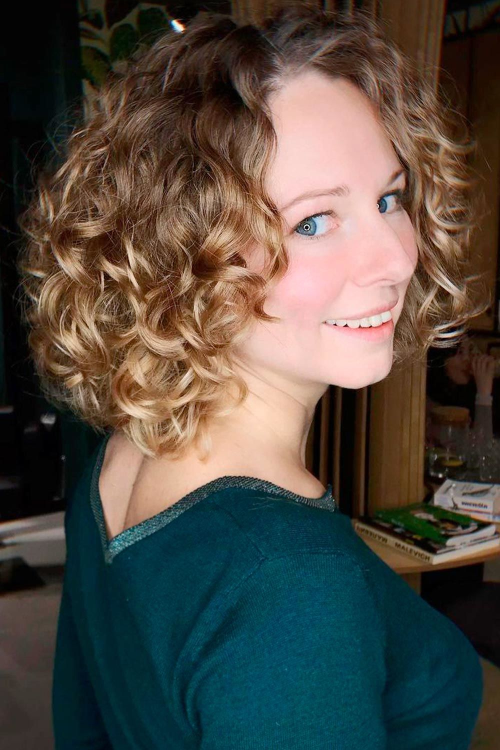 Curly Hair Bangs Trend, curly hair and bangs, short curly bob with bangs, how to cut curly bangs,