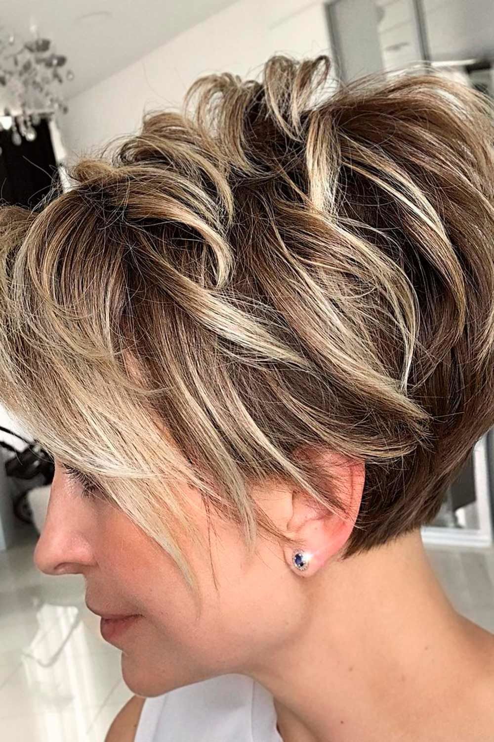 Side Pixie Styling para cabello grueso, cortes de duendecillo para mujeres mayores con anteojos, corte de cabello de duendecillo para mujeres mayores