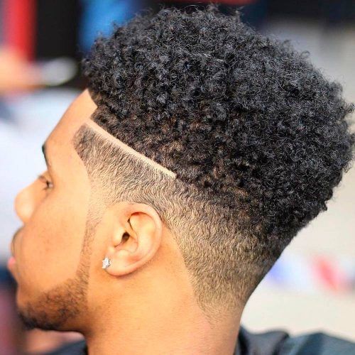 Cortes de cabelo masculinos negros Taper Fade + top texturizado