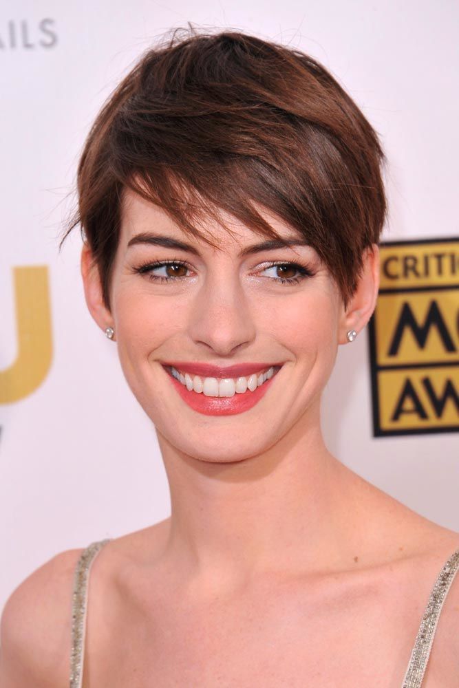 Anne Hathaway Longo Pixie Cut com Franja Lateral