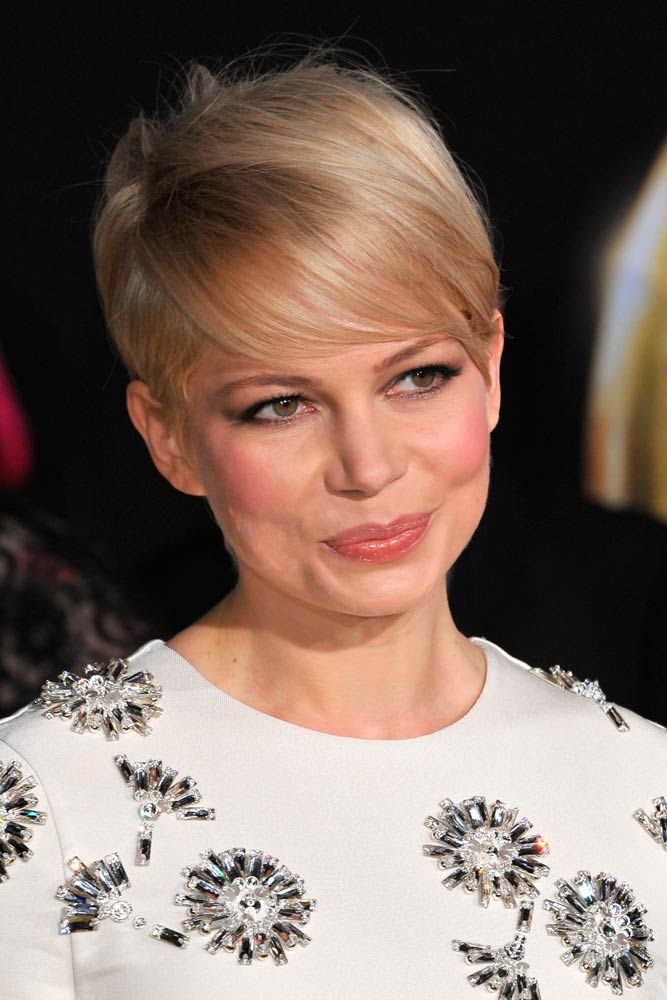 Corte de cabelo pixie de Michelle Williams com parte lateral profunda