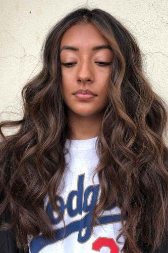 Cortes de pelo largos ondulados con raya central