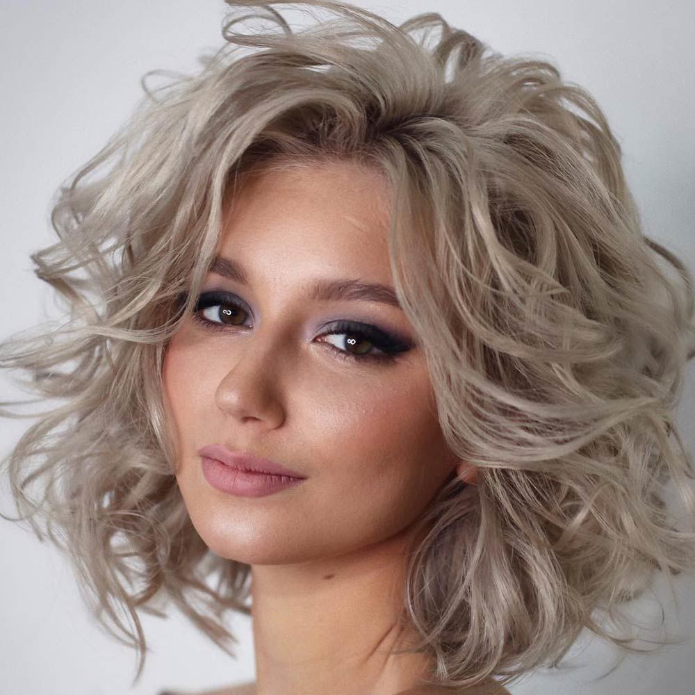 Voluminous Curled Blond Locks