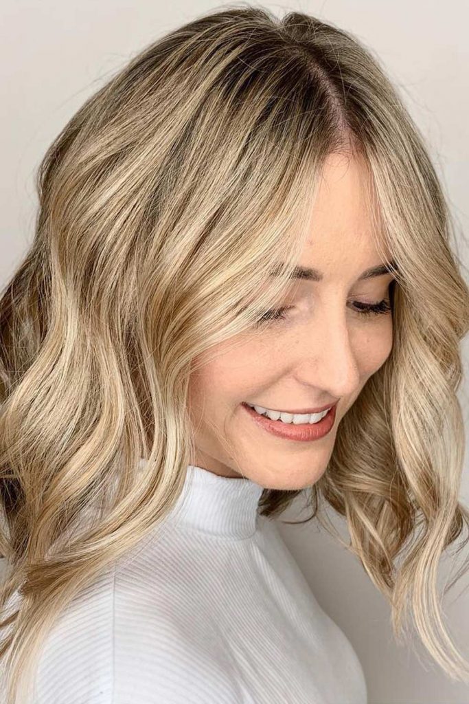 This shoulder-length cut works great with this sexy mix of balayage tones