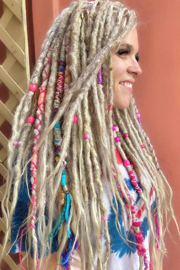 You can spice the blonde dreads look up with vibrant accessories 