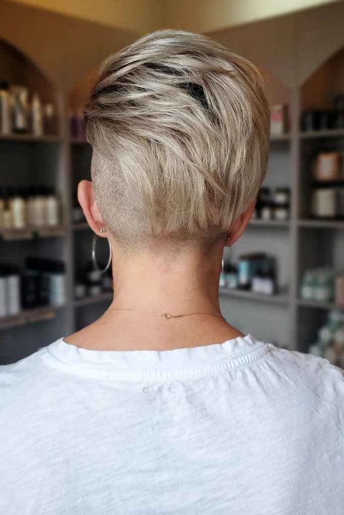 To add some contrast to her look and lift up the top at the same time, she spiced up her long pixie with the good old undercut.