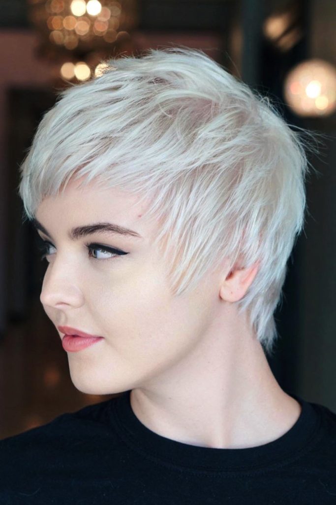 The short side-parted look, for example, is nothing but a wash-and-go. And it looks so striking!