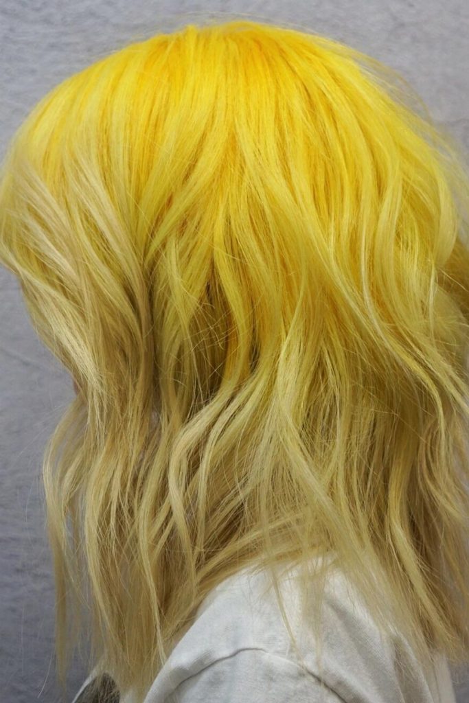 You must admit that this combination of lemon and platinum blonde is winning
