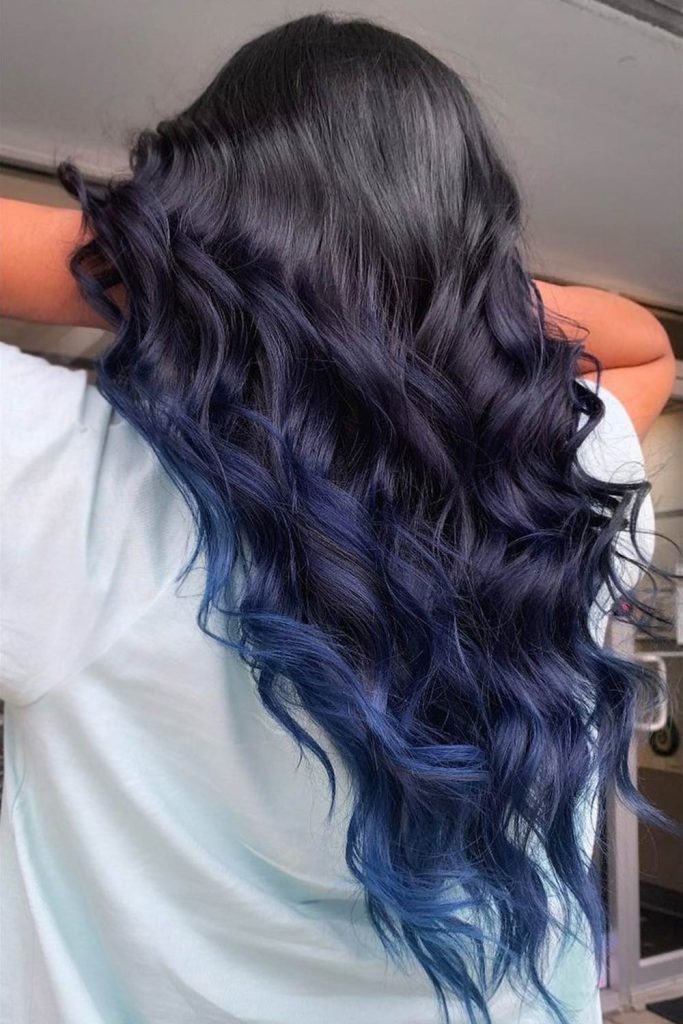 Para uma versão mais profunda do cabelo azul, essas ondas azul marinho são uma boa opção