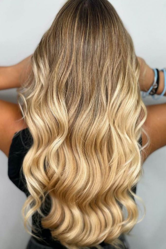 Este look bronzeado, com mechas loiras no cabelo castanho escuro, é ao mesmo tempo moderno e sofisticado