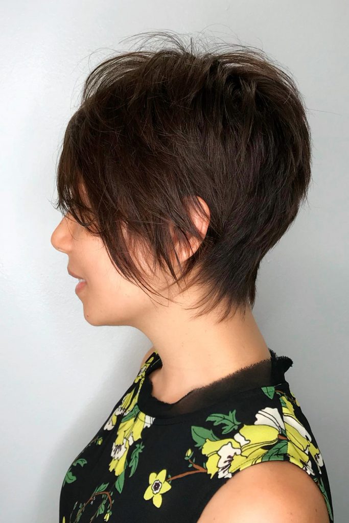 If you like to add retro chic to your look, take a 90s bixie haircut into account.