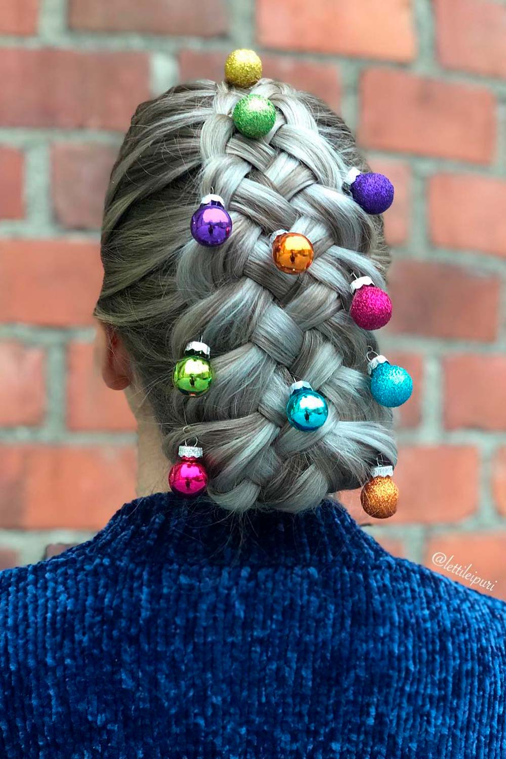 Is there a more Christmas-y hairstyle than the one styled like a Christmas tree?