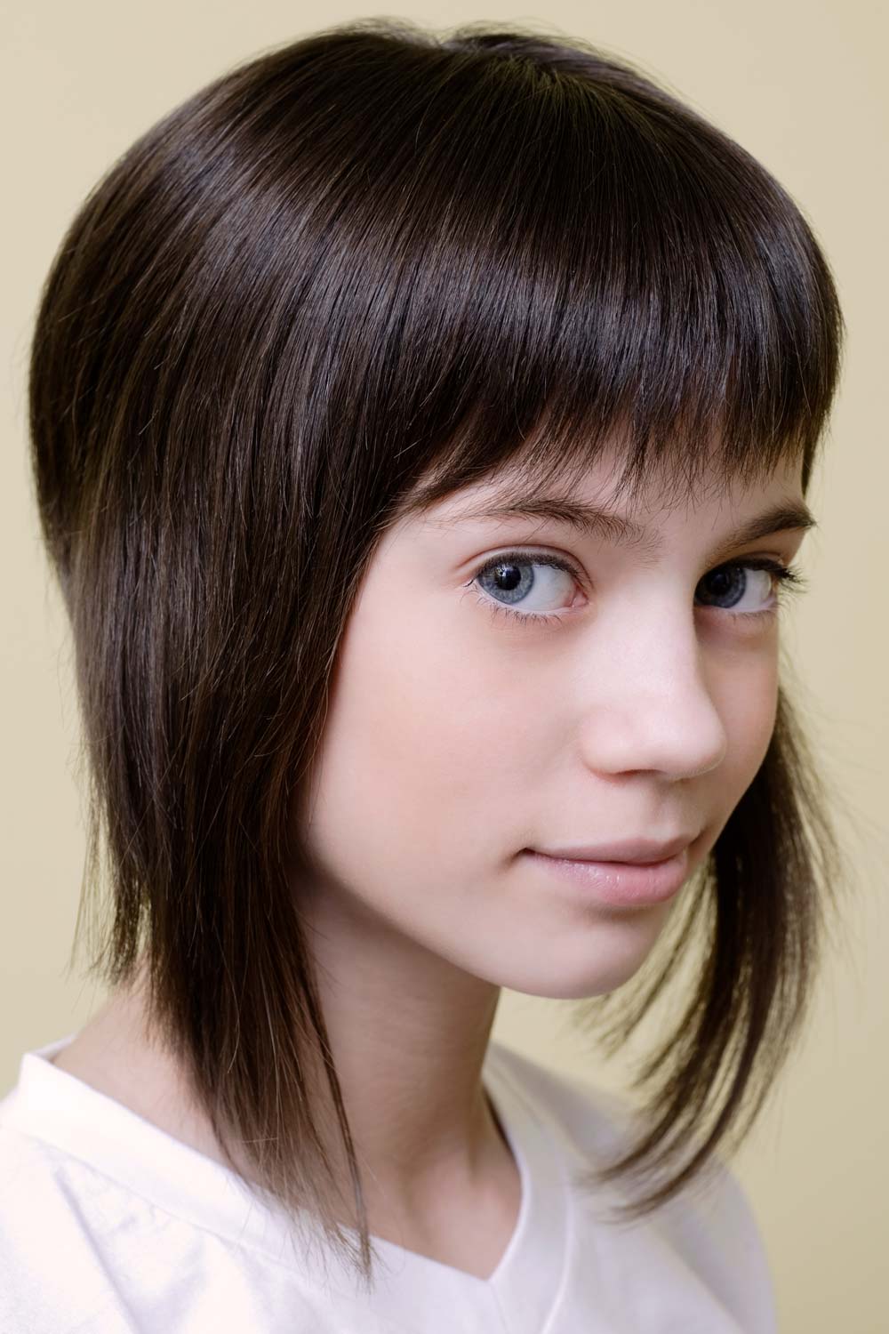 Pinggiran Berombak untuk Potongan Rambut Bertumpuk untuk Anak Perempuan