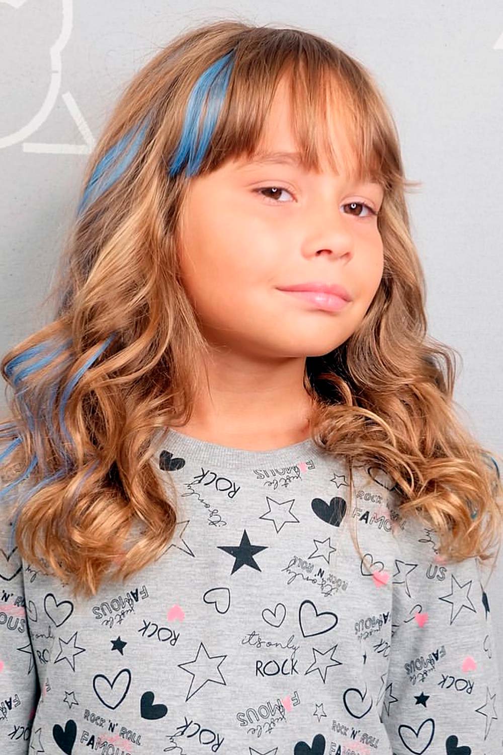 Potongan rambut untuk gadis kecil dengan pinggiran tipis yang trendi