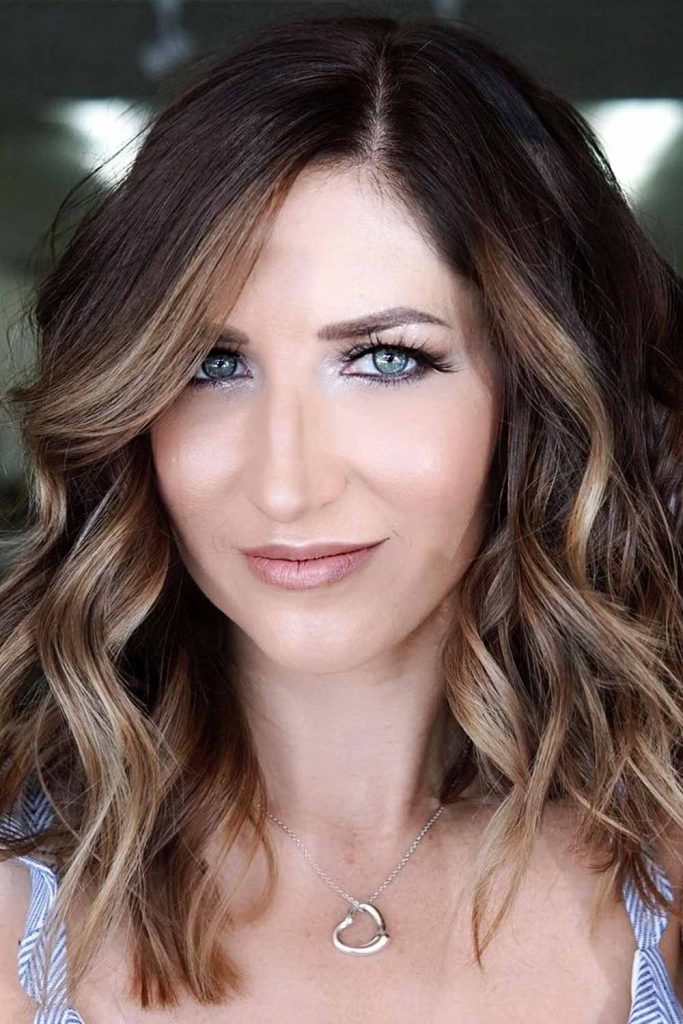 Subtle Hazel-Colored Highlights #faceframinghighlights #moneypiecehair