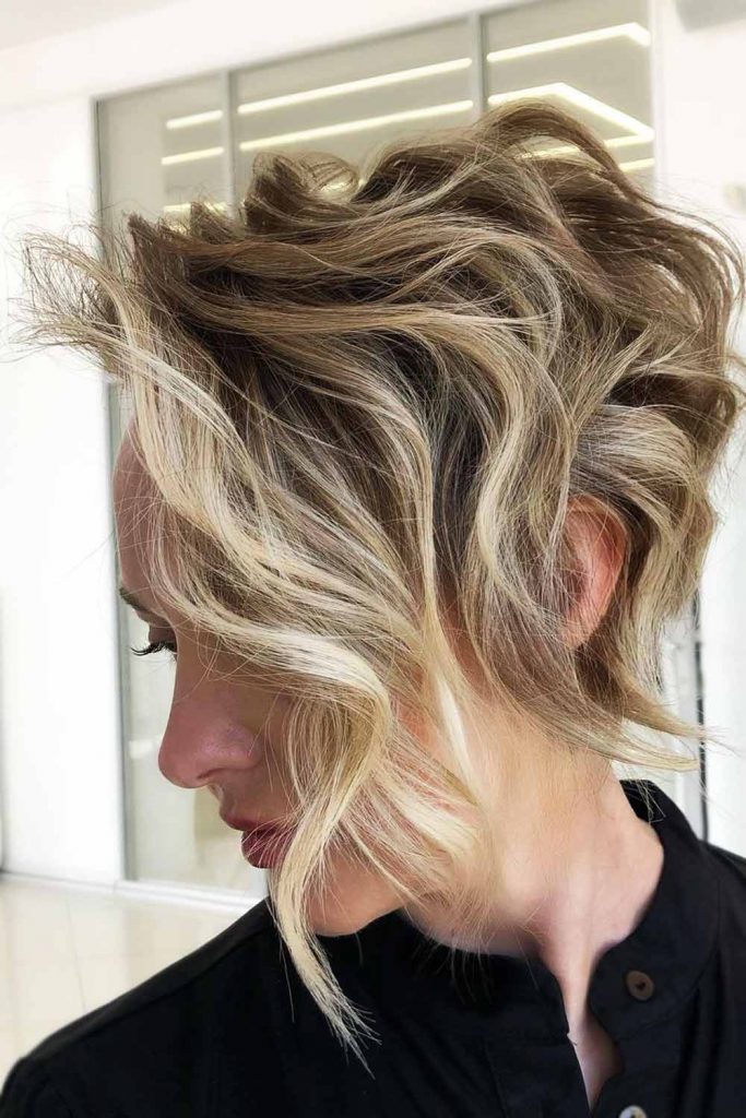 Side-Swept Wavy Pixie With Highlights #layeredhaircuts #layeredhair #haircuts