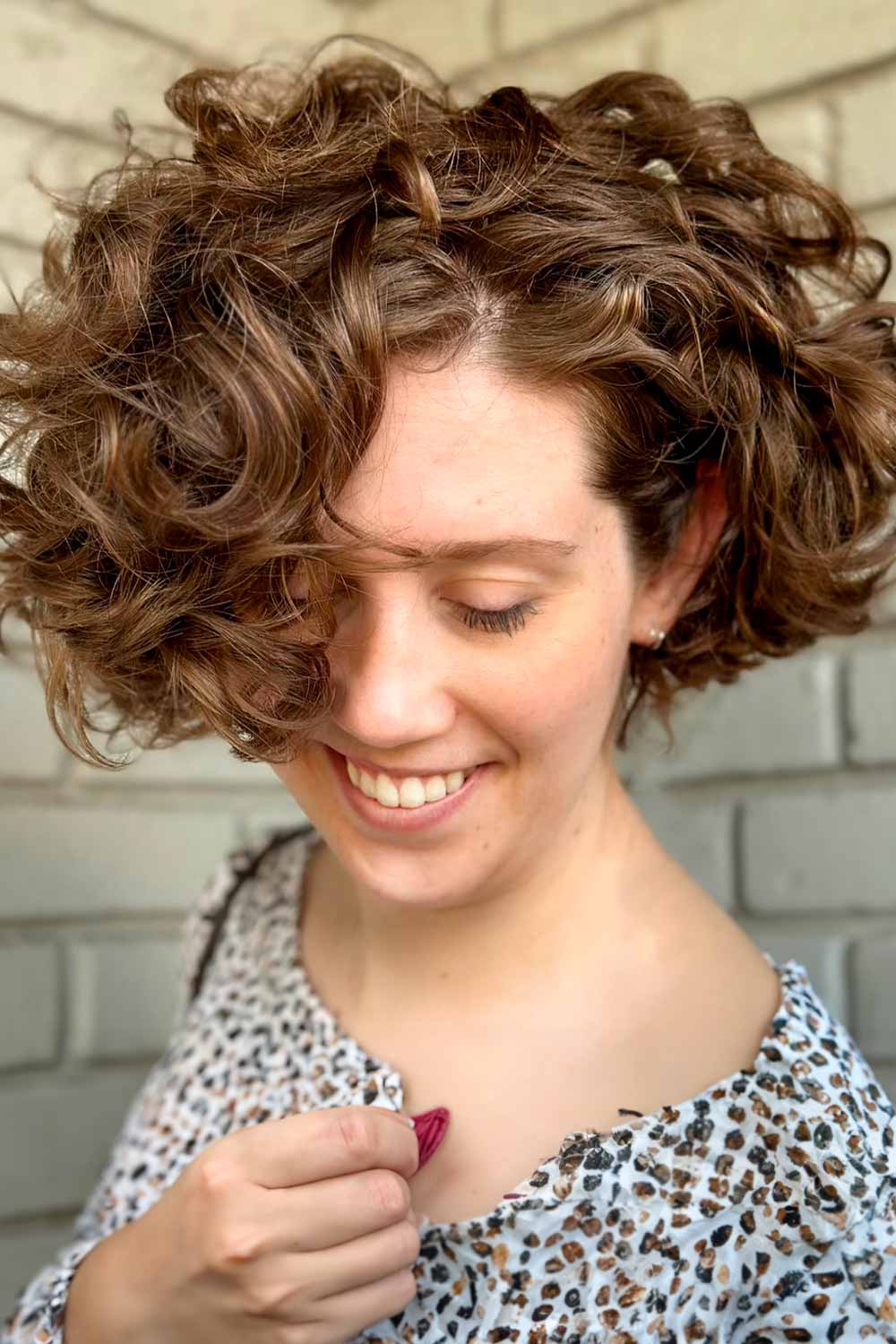 Messy Chin-Length Inverted Bob Hairstyle #curlybob #haircuts #bobhaircuts #curlyhairstyles