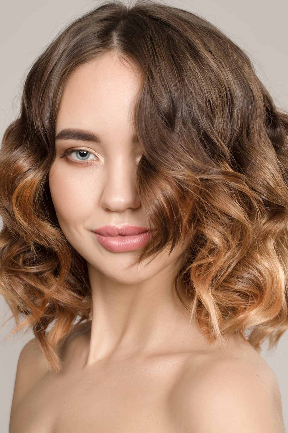 In the ombre technique, there is a distinct and noticeable transition from a darker color at the roots to a lighter color towards the ends