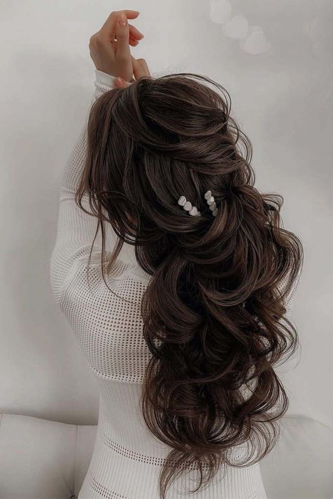Prom Wavy Hairstyle with Accessories 