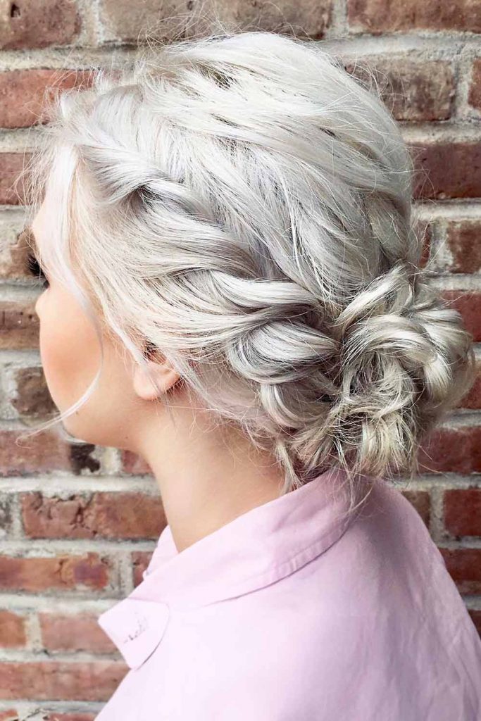 Simple Twist Style For Christmas Party #shorthairstylesforchristmas #christmasshorthairstyles #shorthairstyles