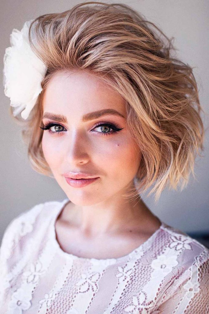 Swept Back Hairstyles For Christmas Party #shorthairstylesforchristmas #christmasshorthairstyles #shorthairstyles