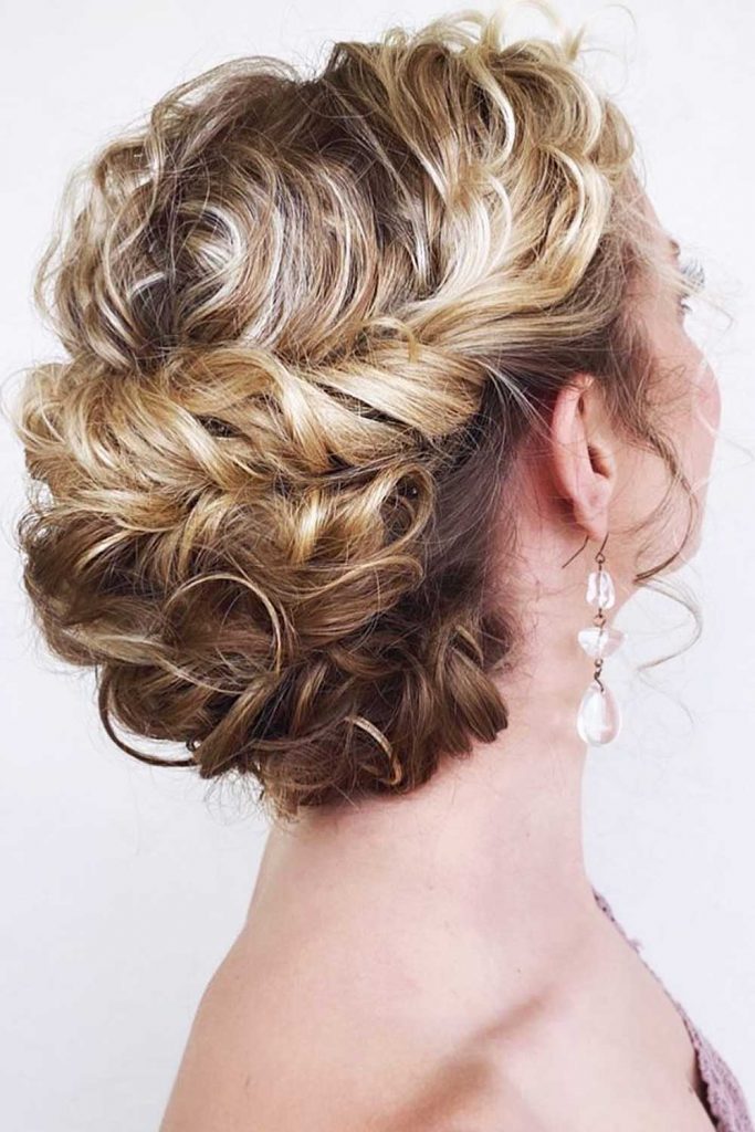 Soft Curly Updo For Christmas Party #shorthairstylesforchristmas #christmasshorthairstyles #shorthairstyles
