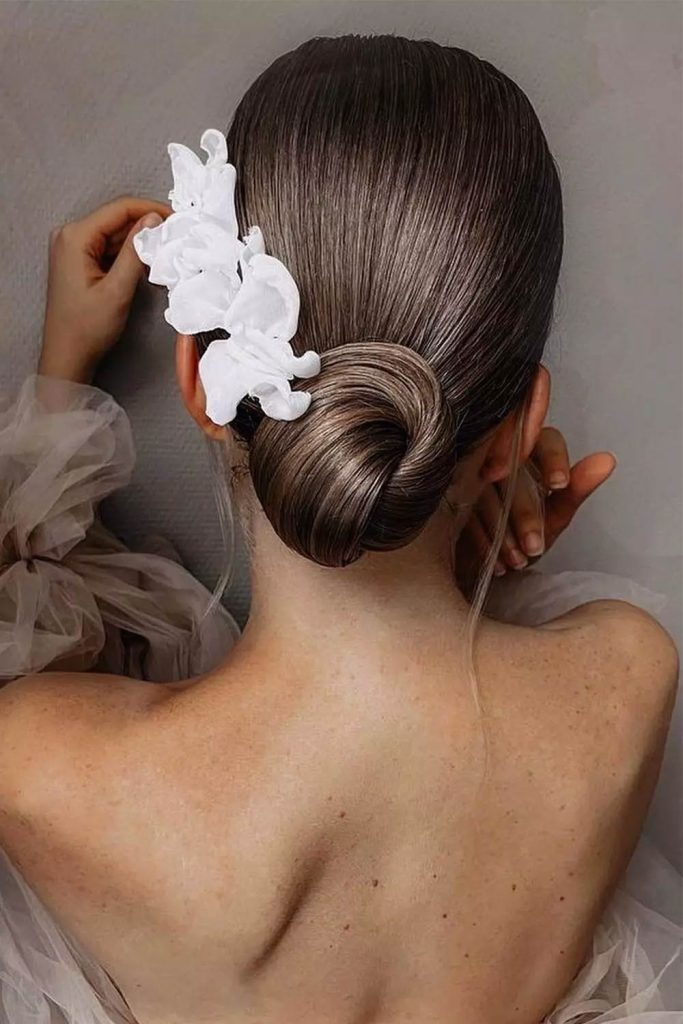 Hairstyles That Match Your Dress with Accessories