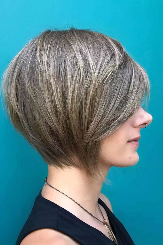 Side Swept Short Bob Hairstyles For Round Faces 